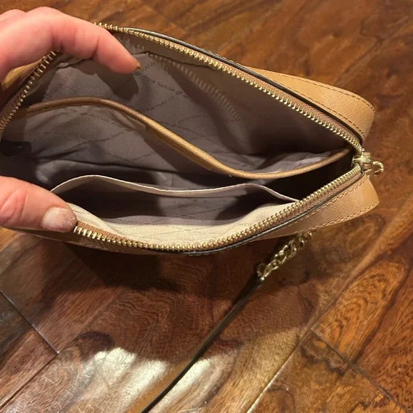 Michael Kors Beige and white Crossbody or shoulder bag purse with gold chain - Picture 5 of 7